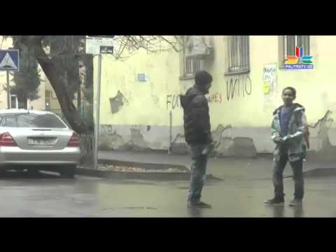 თბილისში ბავშვი გამვლელებს ლუდს სთხოვს - ნახეთ, როგორ მოექცა მას ახალგაზრდა ბიჭი